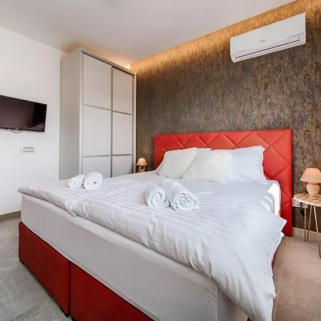 House Jolly With Private Pool Apartment