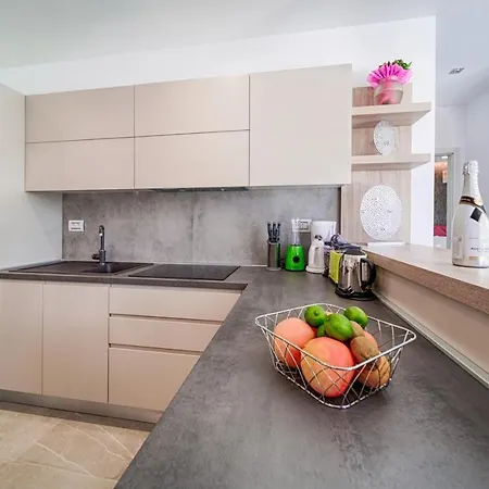 Apartment House Jolly With Private Pool Volosko